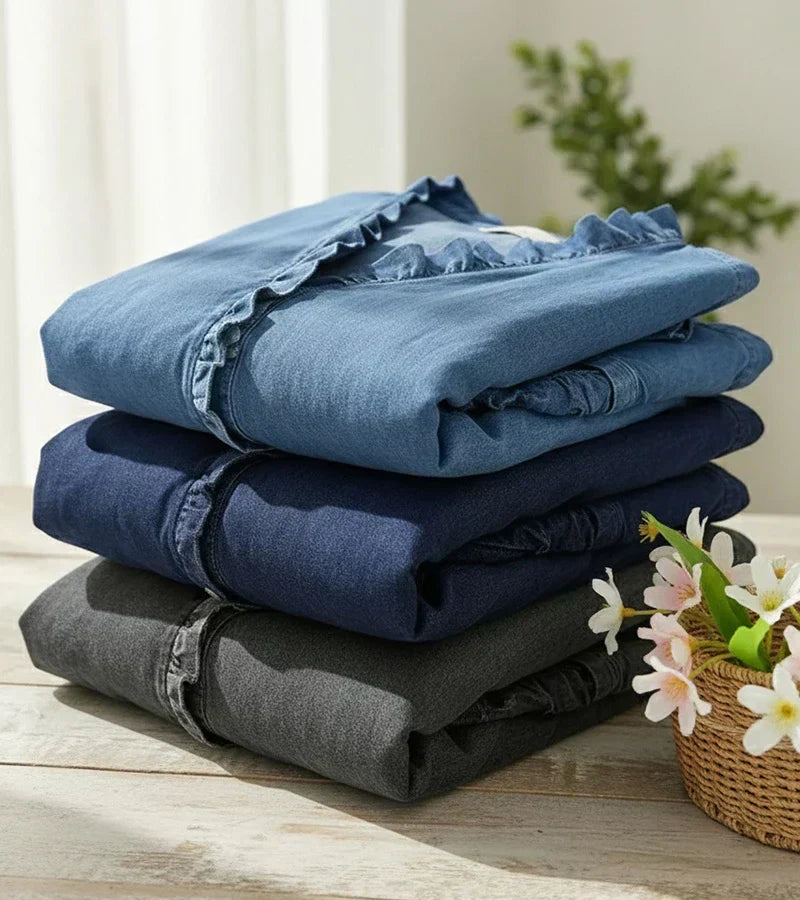 V-halsbluse med blonder og blødt stof