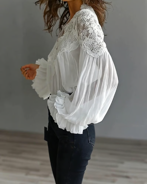 Lara - Bluse med blomsterblonde og lygtemanchetter
