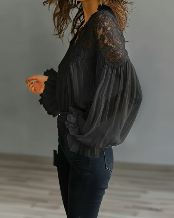 Lara - Bluse med blomsterblonde og lygtemanchetter